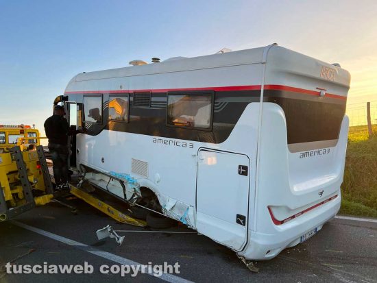 Viterbo - Camper si ribalta sulla Cassia nord e urta delle auto