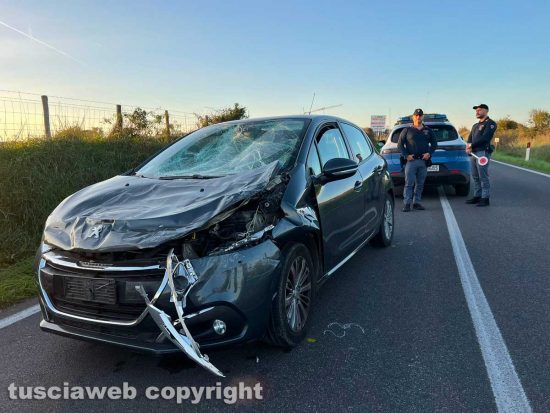 Viterbo - Camper si ribalta sulla Cassia nord e urta delle auto