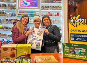 Bagnoregio - La tabaccheria La Piazzetta di Sandra Pieroni con il biglietto vincente da mezzo milione di euro
