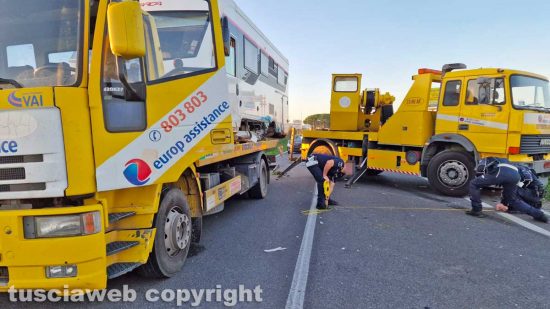 Viterbo - Camper si ribalta sulla Cassia nord e urta delle auto