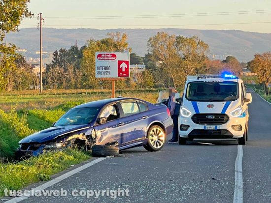 Viterbo - Camper si ribalta sulla Cassia nord e urta delle auto