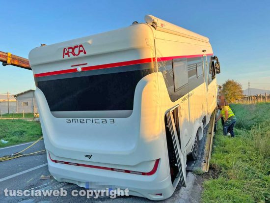 Viterbo - Camper si ribalta sulla Cassia nord e urta delle auto
