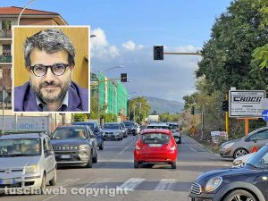 Viterbo - Il semaforo lungo la Tangenziale Ovest - Nel riquadro Maurizio Errigo