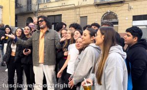 Viterbo - Alessandro Borghese a piazza delle Erbe con un gruppo di studenti