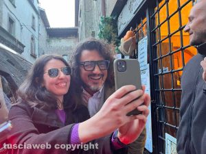 Viterbo - Alessandro Borghese con i fan davanti all'Hosteria del Sor Bruno