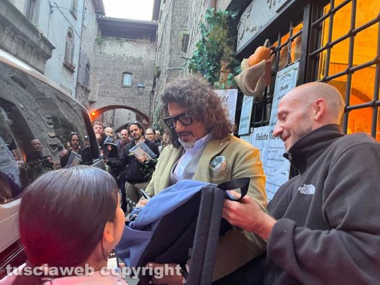 Viterbo - Alessandro Borghese con i fan davanti all'Hosteria del Sor Bruno
