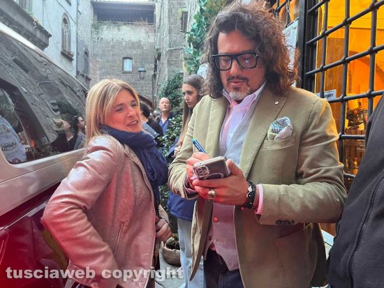 Viterbo - Alessandro Borghese con i fan davanti all'Hosteria del Sor Bruno