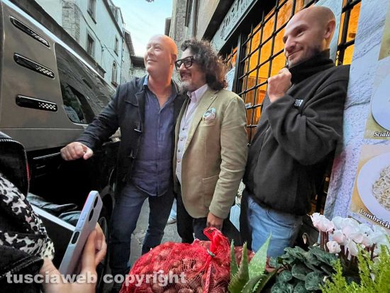 Viterbo - Alessandro Borghese con i fan davanti all'Hosteria del Sor Bruno