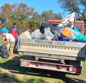 Tarquinia - Zona Santa Maria - Volontari al lavoro per ripulire l'area