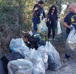 Tarquinia - Zona Santa Maria - Volontari al lavoro per ripulire l'area