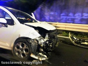 Viterbo - Auto sbanda sul raccordo Almirante, ferita una ragazza