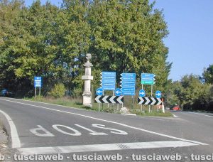 Nepi - Il cippo stradale all'incrocio fra Nepesina e Cimina