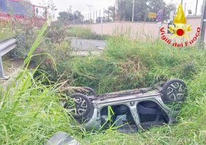 Santa Marinella - L'auto cappotta fuori dalla strada