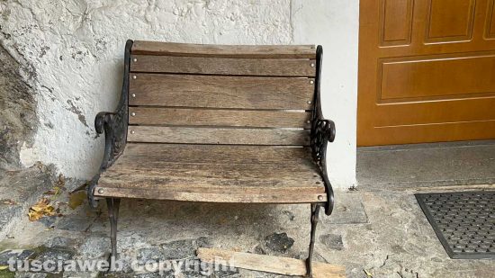 Caprarola - La panchina sotto casa di Renzo Cristofori