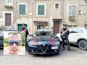 Caprarola - I carabinieri di fronte la casa del presunto omicida - Nel riquadro Ian Patrick Sardo