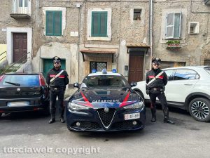 Caprarola - I carabinieri di fronte la casa del presunto omicida