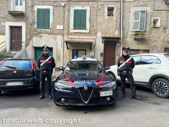 Caprarola - I carabinieri di fronte la casa del presunto omicida