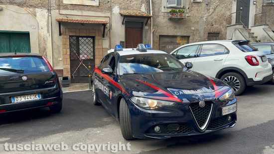 Caprarola - I carabinieri di fronte la casa del presunto omicida