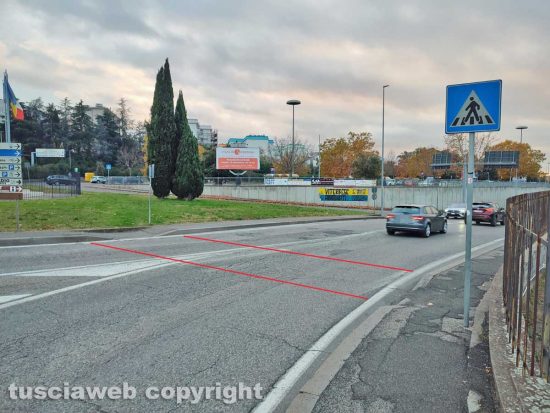 Viterbo - Strisce pedonali cancellate alla rotatoria di piazza caduti dell'aviazione dell'esercito