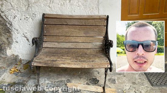 Omicidio di Caprarola - La panchina dove si presume sia stato ucciso Renzo Cristofori - Nel riquadro Ian Patrick Sardo