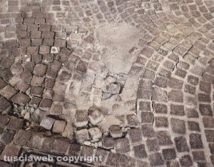 Viterbo - Sampietrini danneggiati in via Ascenzi