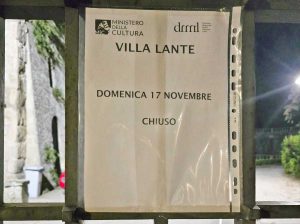 Viterbo - Il cartello a Villa Lante che avvisa della chiusura