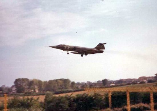 Il pilota Marco Cantarini in volo con il suo F-104 a Rimini al 23° Gruppo del 5° Stormo