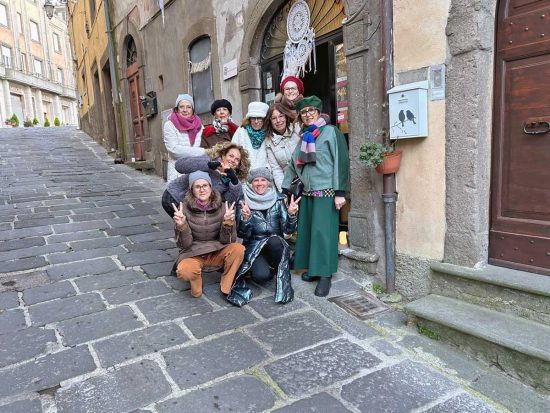 Montefiascone - Gli acchiappasogni installati in via Nazionale - Le realizzatrici dell'associazione "La Piccola Galleria Ets"