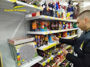 Viterbo - Guardia di finanza - Seuqestrata oltre una tonnellata di botti di Capodanno non a norma