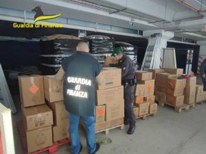 Viterbo - Guardia di finanza - Seuqestrata oltre una tonnellata di botti di Capodanno non a norma