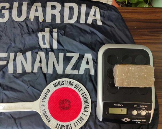 Monte Fogliano - La droga sequestrata dalla guardia di finanza