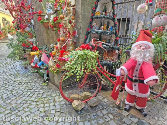 Montefiascone - Gli addobbi natalizi in via Porticella
