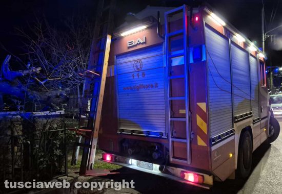 Montefiascone - A fuoco canna fumaria e parte del tetto di una casa - I vigili del fuoco