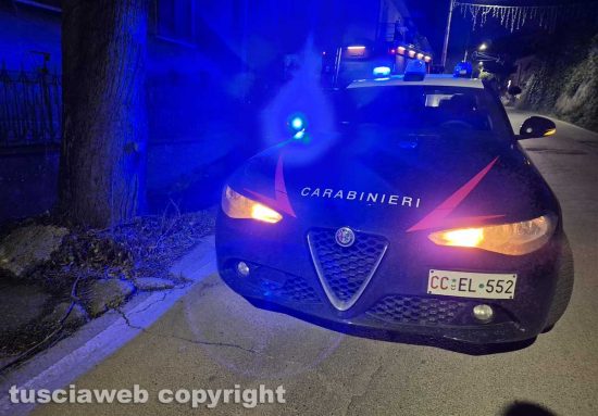 Montefiascone - A fuoco canna fumaria e parte del tetto di una casa - I carabinieri