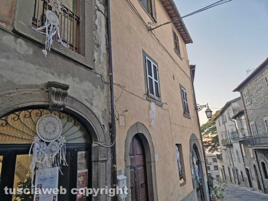 Montefiascone - Gli acchiappasogni installati in via Nazionale