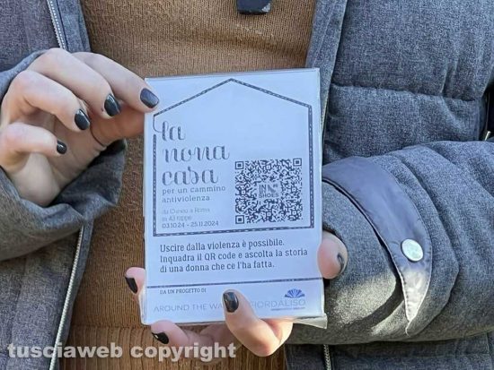 Viterbo - Panchina rossa di Tobia - Il qrcode per ascoltare la storia di Laura
