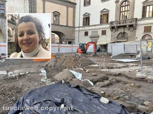 Viterbo - Gli scavi archeologici in piazza del Comune - Nel riquadro la sindaca Chiara Frontini