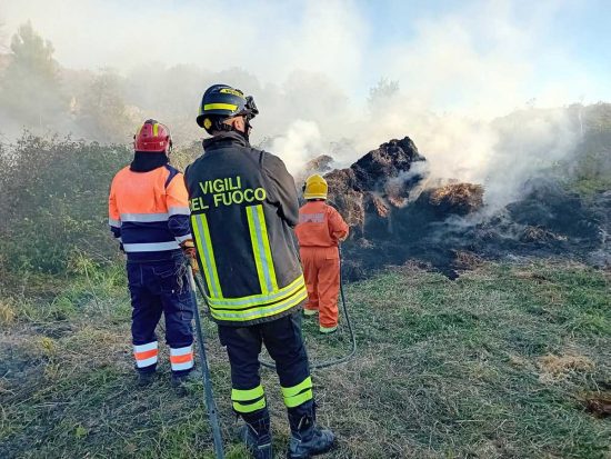 Rotoballe in fiamme lungo l'Aurelia bis - L'intervento dei volontari dell'Aeopc e dei vigili del fuoco