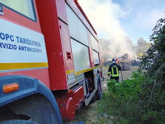 Rotoballe in fiamme lungo l'Aurelia bis - L'intervento dei volontari dell'Aeopc e dei vigili del fuoco