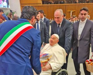 Il sindaco di Bolsena Andrea Di Sorte dona le anguille del lago a papa Francesco