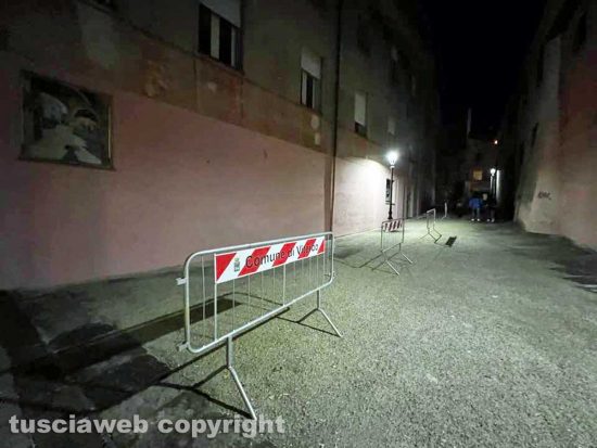Viterbo - Le transenne accanto al muro pitturato di rosa
