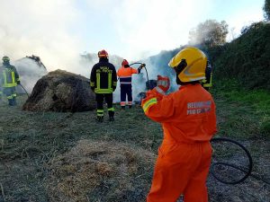 Rotoballe in fiamme lungo l'Aurelia bis - L'intervento dei volontari dell'Aeopc e dei vigili del fuoco