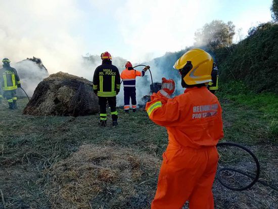 Rotoballe in fiamme lungo l'Aurelia bis - L'intervento dei volontari dell'Aeopc e dei vigili del fuoco