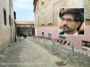 Viterbo - Il muro impiastrato del palazzo del colle del Duomo con le transenne tornate - Nel riquadro Daniele Sabatini