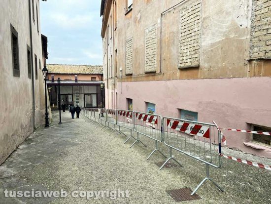 Viterbo - Il muro all'uscita dall'ascensore che porta al duomo pitturato in rosa con tanto di murali e un cartello pubblicitario