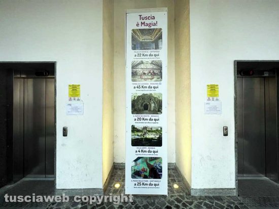 Viterbo - Il pannello promozionale tra i due ascensori