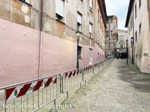 Viterbo - Tornano le transenne accanto al muro all'uscita dall'ascensore che porta al duomo pitturato in rosa con tanto di murali e un cartello pubblicitario