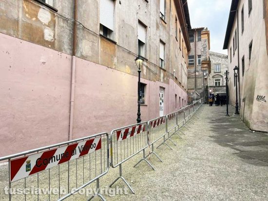 Viterbo - Tornano le transenne accanto al muro all'uscita dall'ascensore che porta al duomo pitturato in rosa con tanto di murali e un cartello pubblicitario