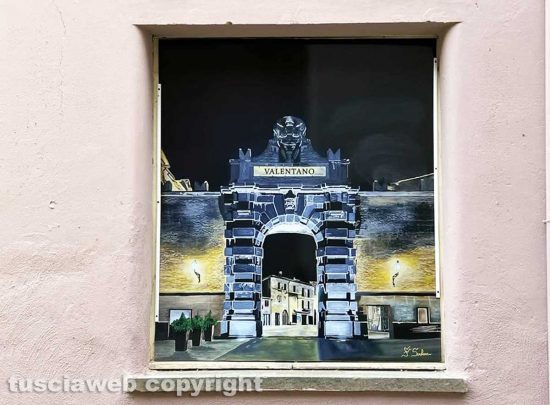 Viterbo - Il muro all'uscita dall'ascensore che porta al duomo pitturato in rosa con tanto di murali e un cartello pubblicitario