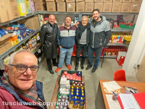L'associazione Ex facchini di Santa Rosa dona i generi alimentari all'emporio Solidale I care